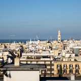 Da qui su vediamo da un lato estendersi il centro cittadino, con la cupola di Palazzo Mincuzzi che quasi si sovrappone al campanile della Cattedrale